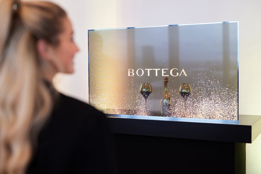 LED schermen, LED solutions transparent display.