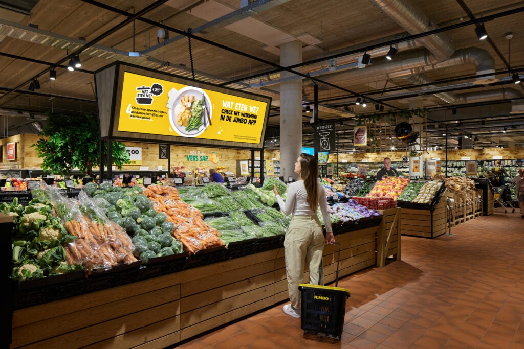 Supermarkt Jumbo persoon kijkt naar retail media network